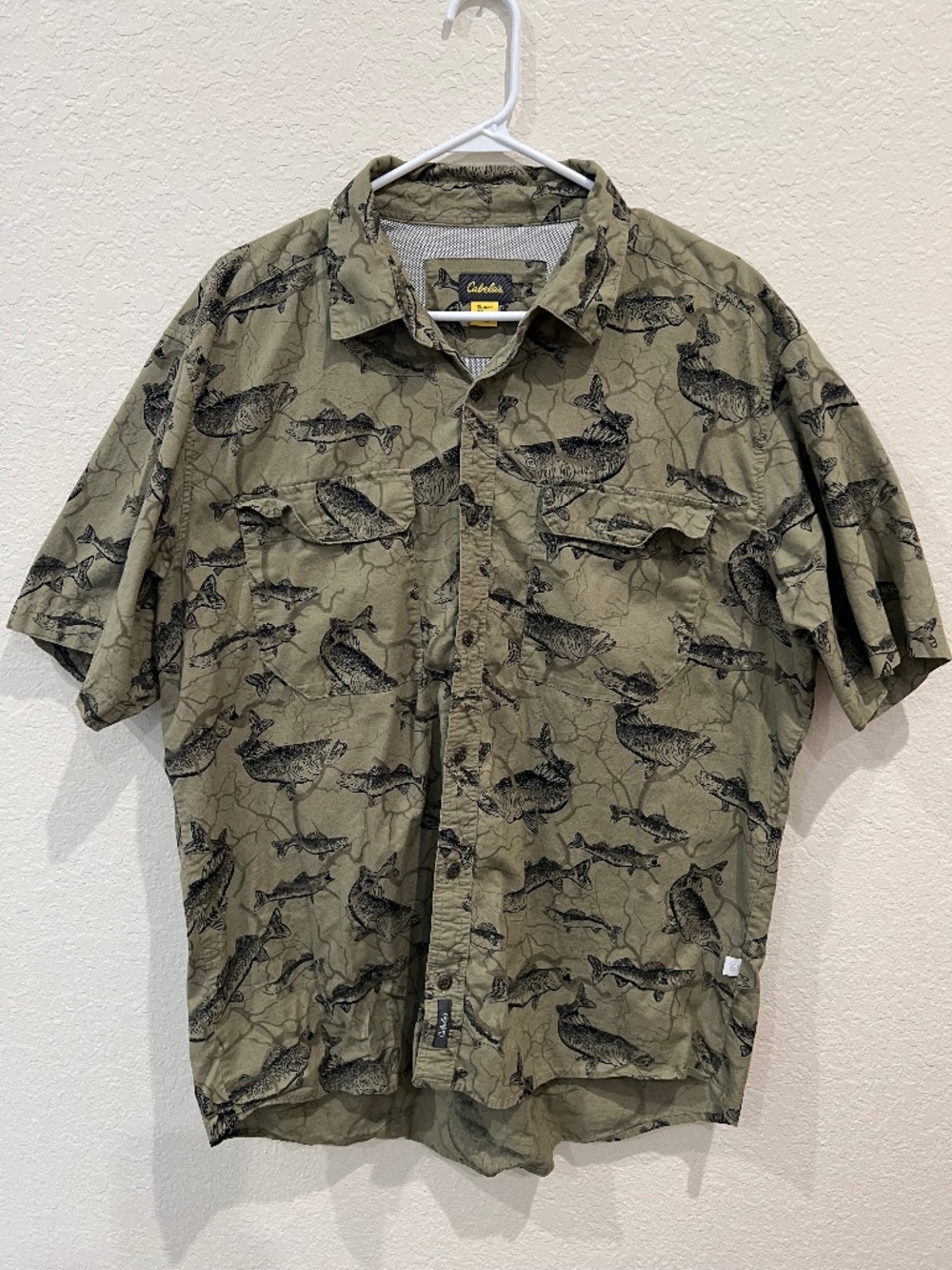 CABELAS Mens Sportsman Angler Short-Sleeve Button-Down Shirt with Fish in Green